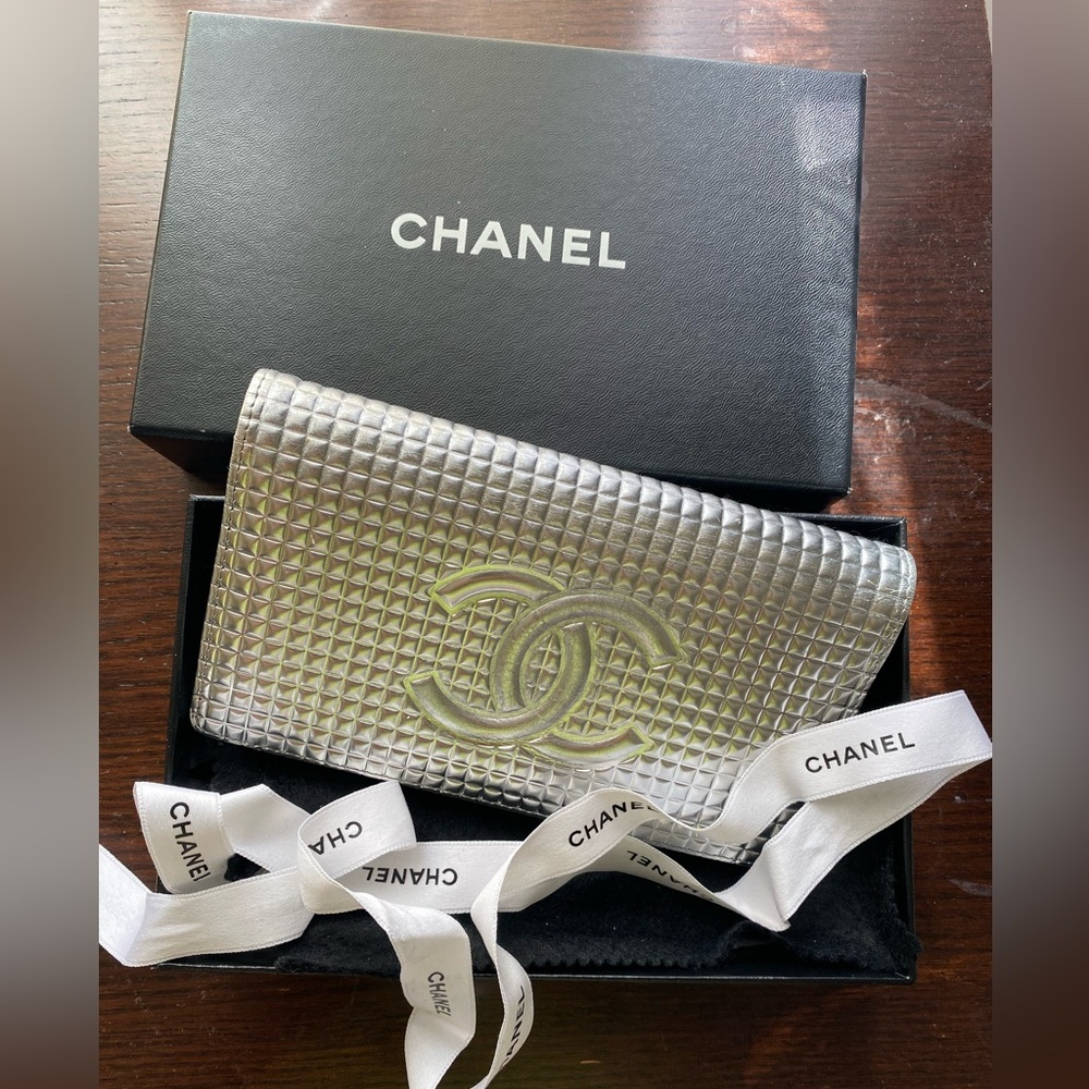 CHANEL Matelasse Chocolate Bar Rare Metallic Zip Around Wallet or Clutch - Picture 3 of 15